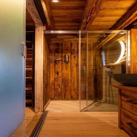 Spacious Wooden With Covered Terrace * Baarle-Nassau