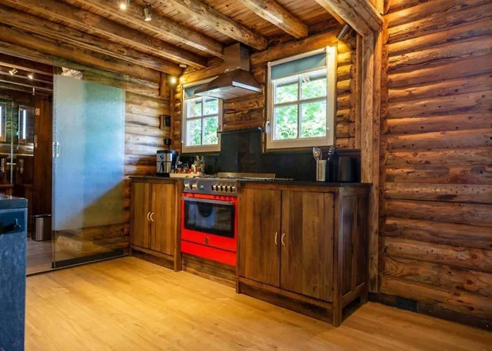 Σπίτι διακοπών Spacious Wooden With Covered Terrace