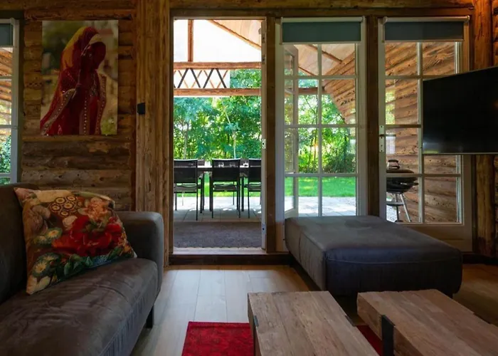 Σπίτι διακοπών Spacious Wooden With Covered Terrace