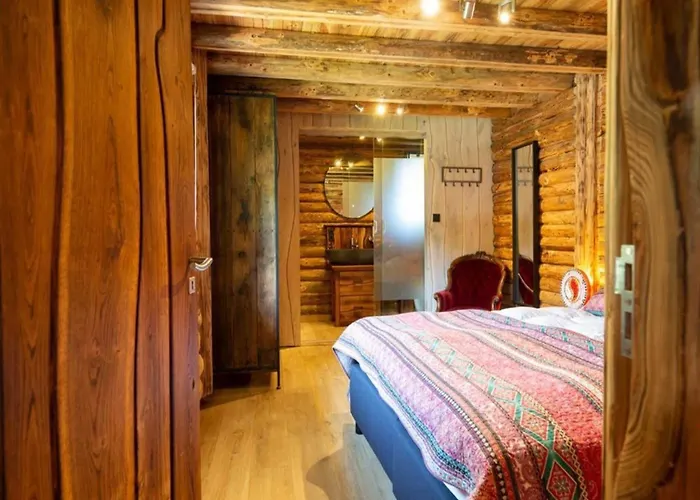 Vakantiehuis Spacious Wooden With Covered Terrace Nr 723