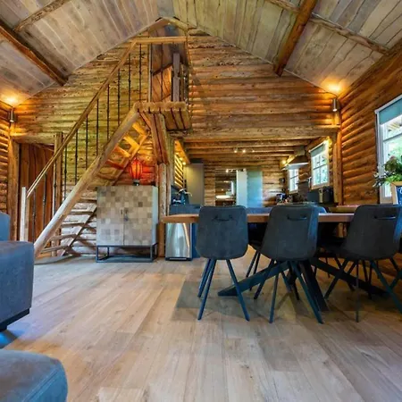 Spacious Wooden With Covered Terrace 度假居 *