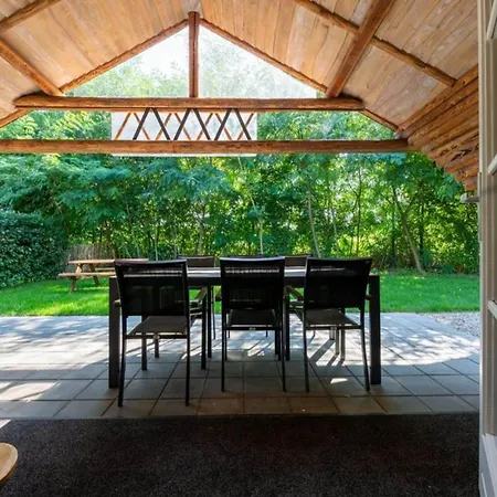 度假居 Spacious Wooden With Covered Terrace