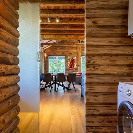 Spacious Wooden With Covered Terrace 度假居 *